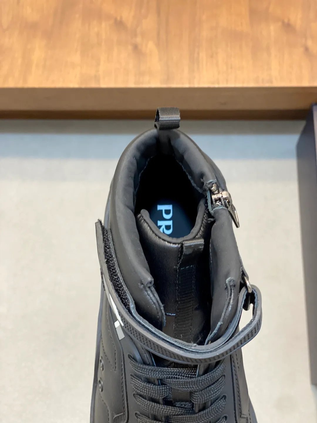 Men's shoes 💰860 Prada/Prada's new men's patchwork casual sports boots! The shoe's exquisite stitching outlines a unique geometric texture, and contemporary lines and details reinterpret the classic sports style. The upper is made of ultra-official material, and the lining is full cowhide. It is lightweight, breathable, practical and versatile. The tongue is decorated with the Prada Milano logo, and the logo print is embellished with the laces. It is paired with a 2.5cm two-color rubber sole to create a comfortable wearing experience. Comes with full set of original packaging dust bag! Size: 39-40-41-42-43-44 (45 customized) standard leather shoe size